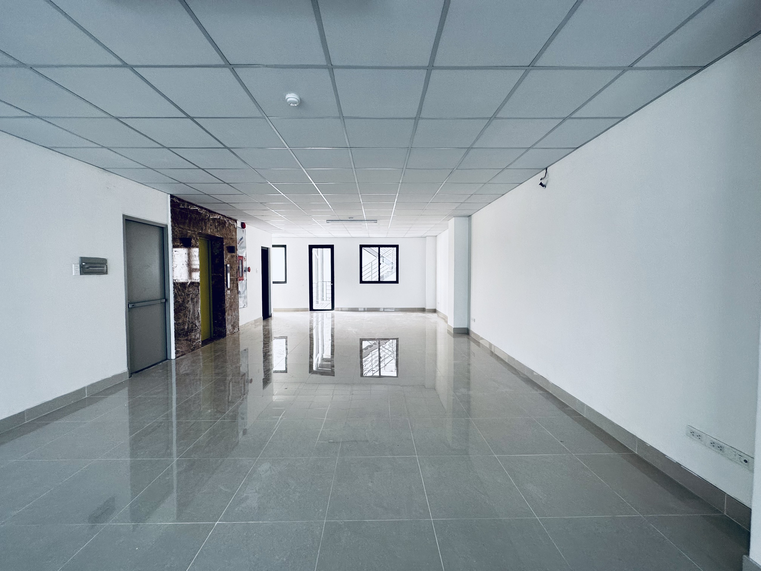 CHO THUÊ Mặt bằng Mặt tiền đường TRẦN KHẮC CHÂN P.TÂN ĐỊNH Q1
